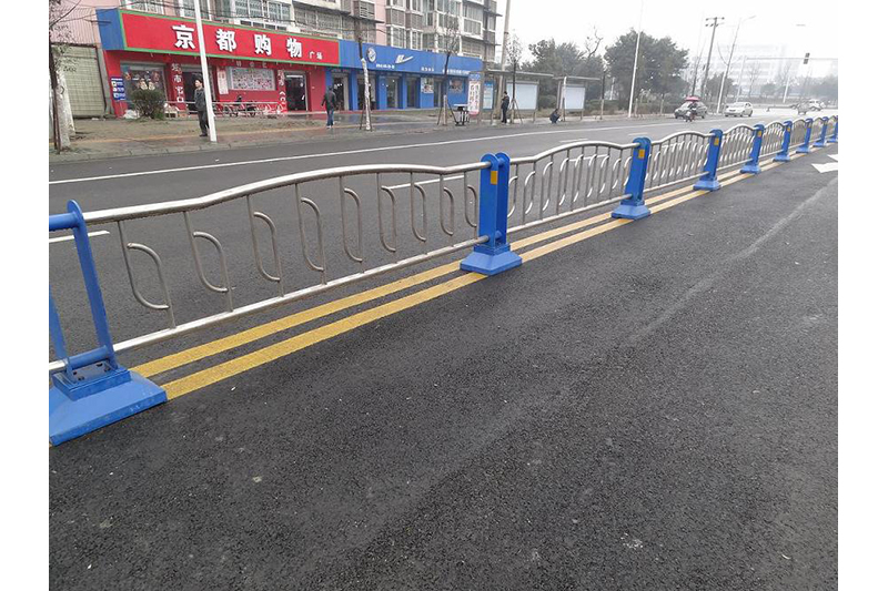 機(jī)動車隔離護(hù)欄
